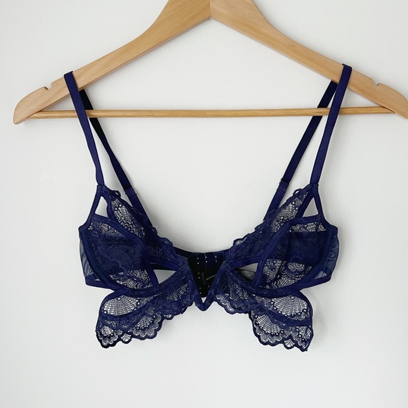 Stunning Scalloped Lace V-Wire Bra | 34B - Picture 1 of 4